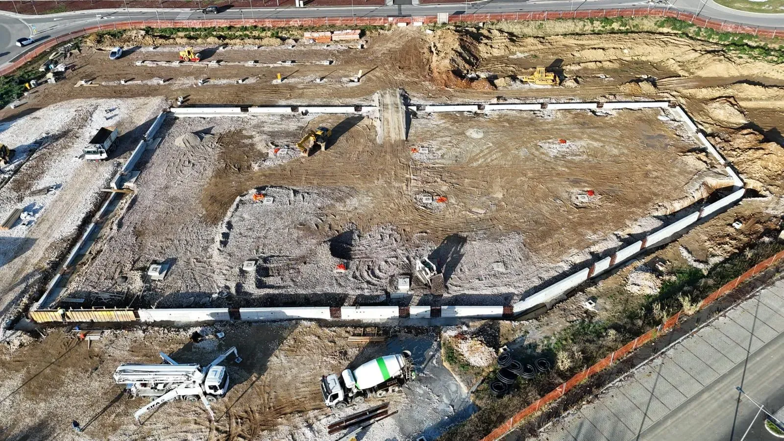 Ripresa da drone delle fondazioni perimetrali in cemento armato di un nuovo fabbricato.