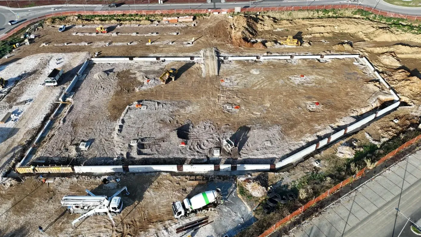 Ripresa da drone delle fondazioni perimetrali in cemento armato di un nuovo fabbricato.