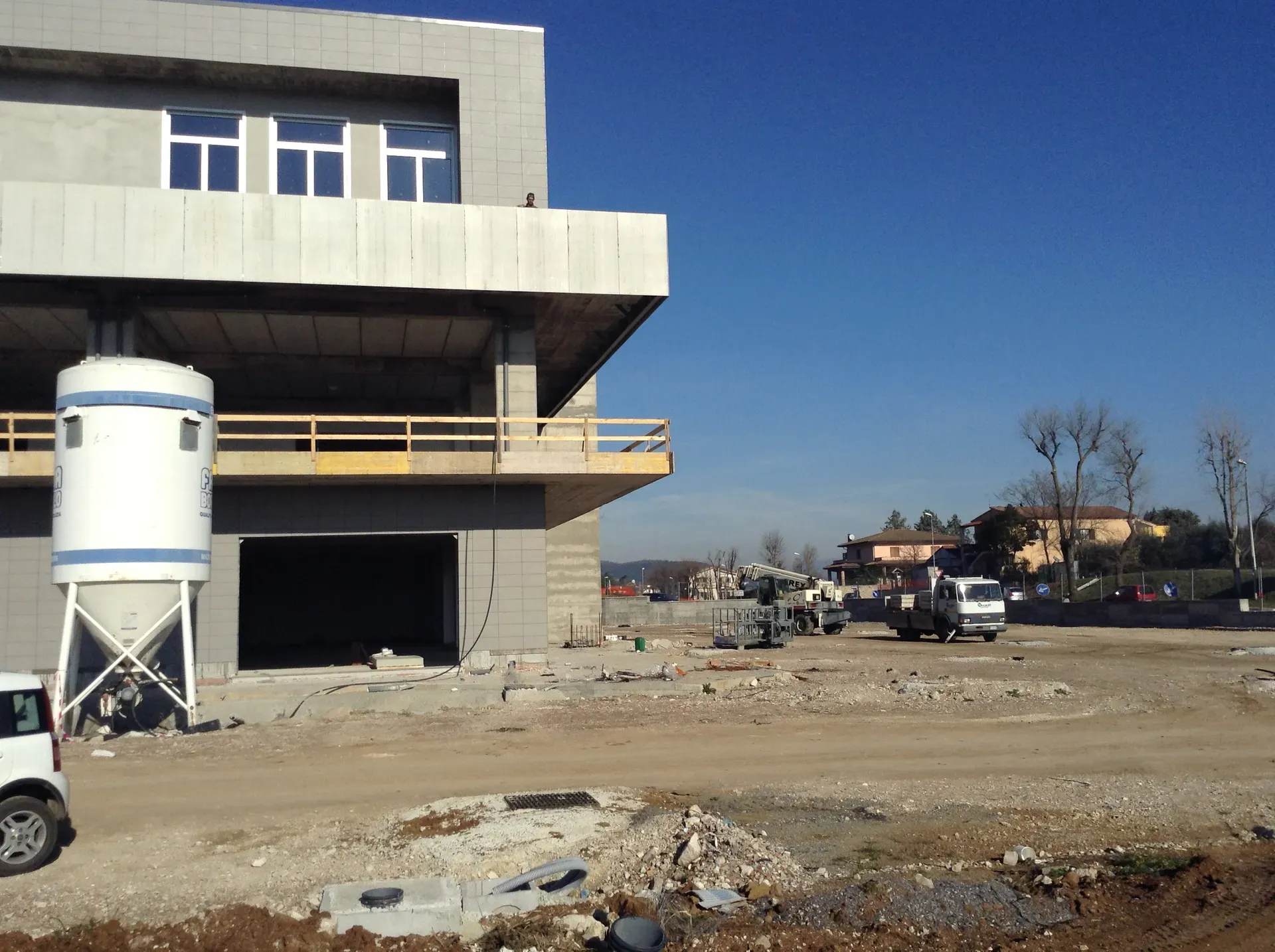 Fiano Romano: angolo dell’edificio in costruzione con solaio a sbalzo e silos.