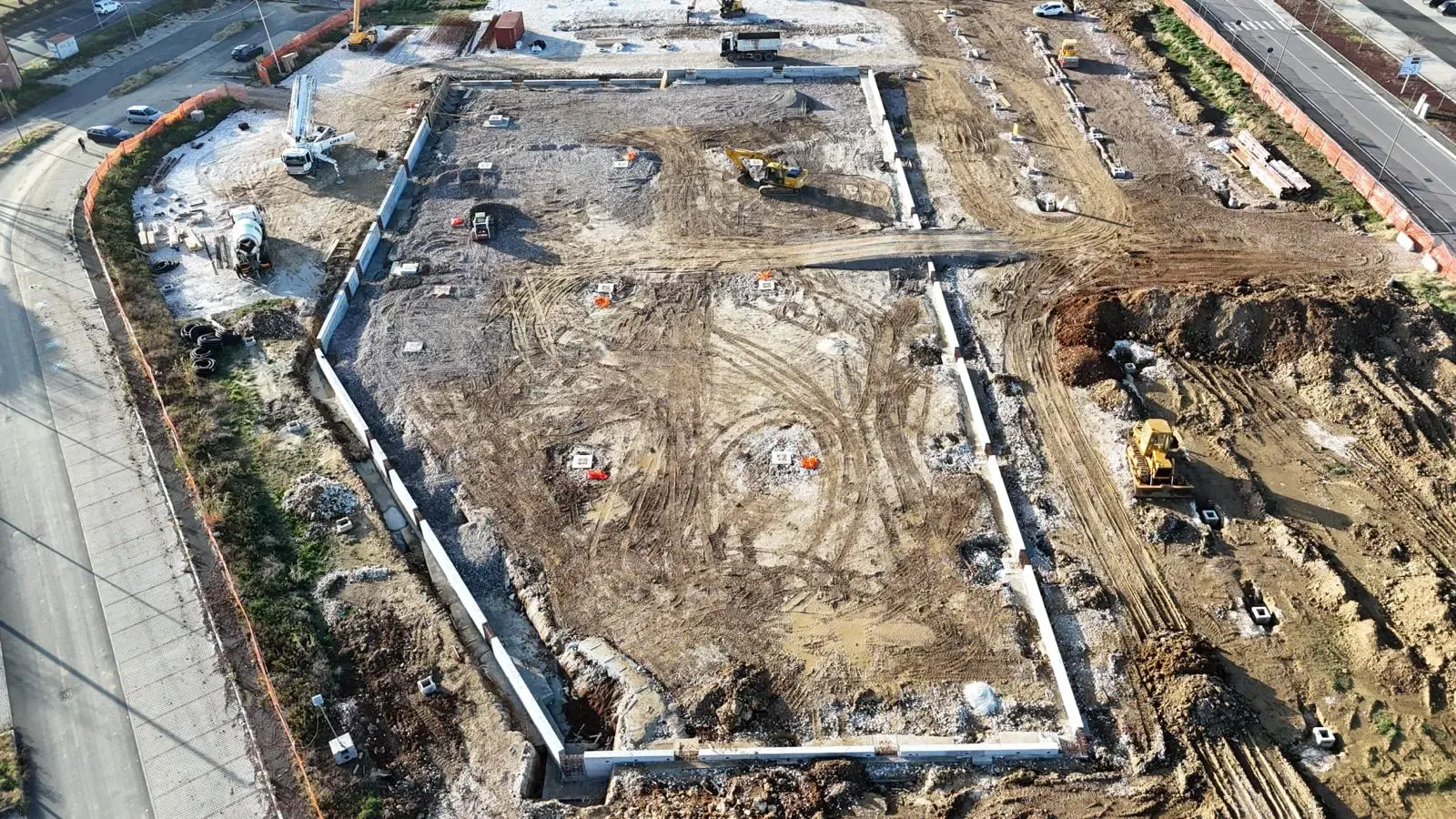 Fondazioni perimetrali e area interna in preparazione.