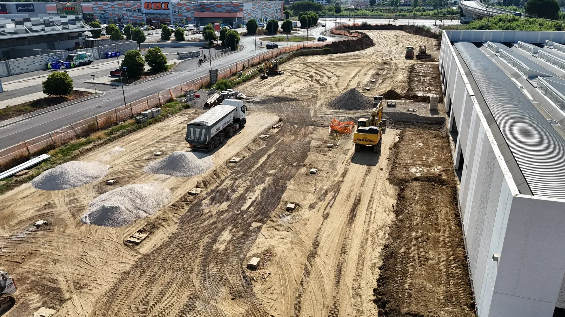 Mezzi d’opera e cumuli di inerti nell’area di cantiere.