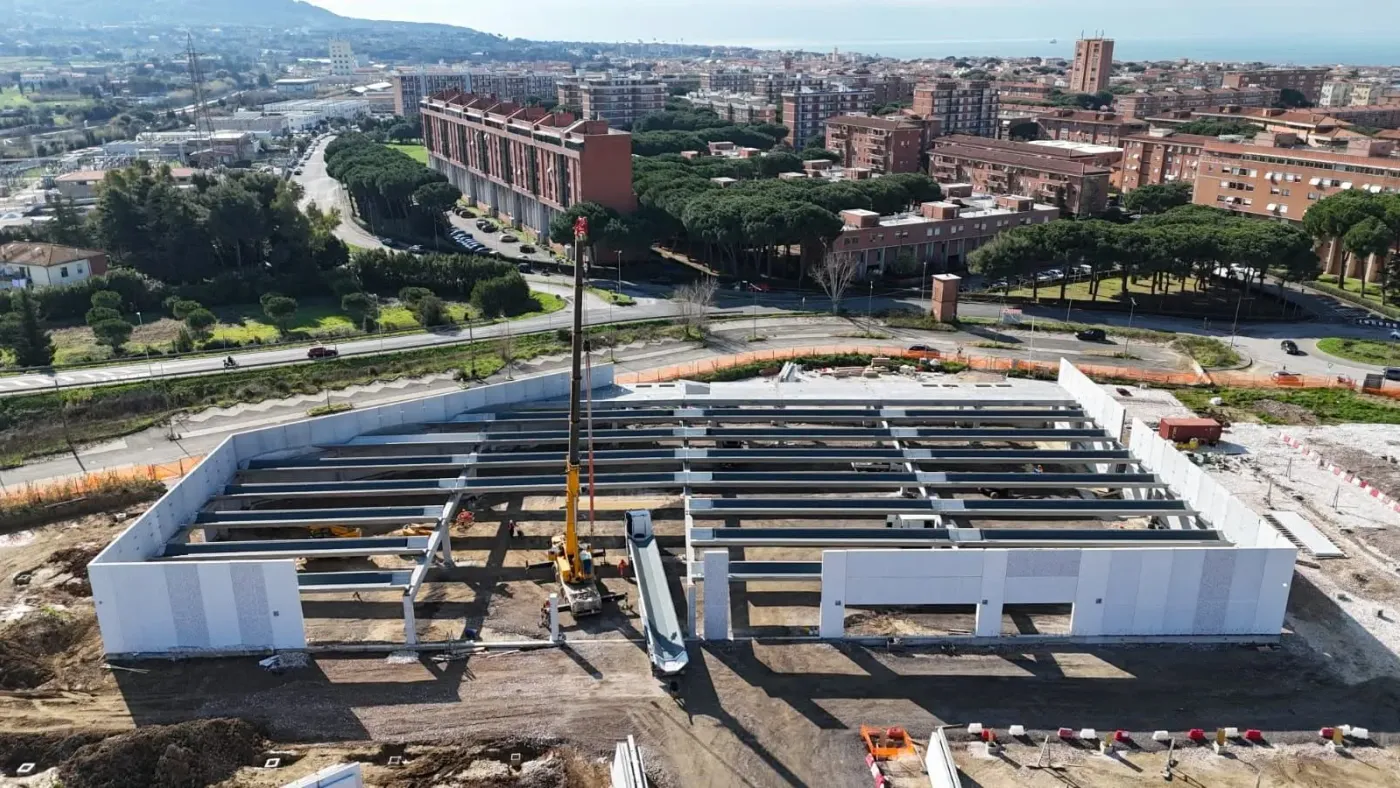 Vista panoramica del cantiere con autogru al centro della struttura.
