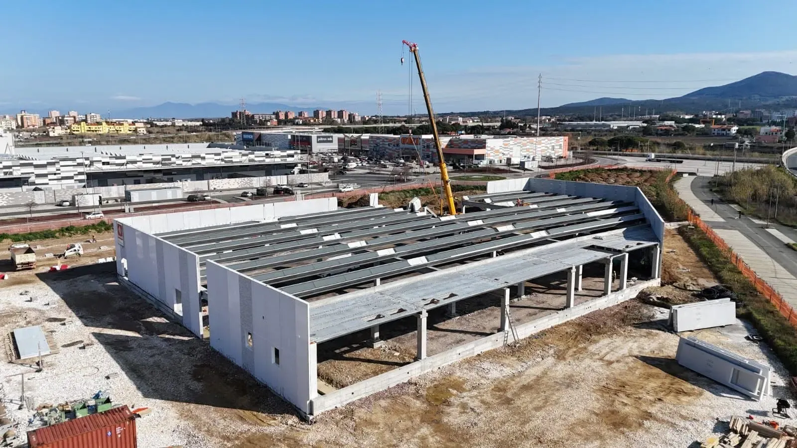 Pilastri e travi prefabbricate sul lato aperto di un fabbricato in montaggio.