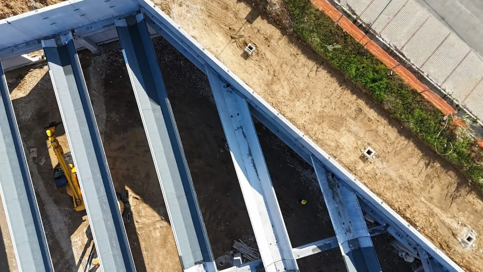 Travi di copertura viste dall’alto durante la posa.