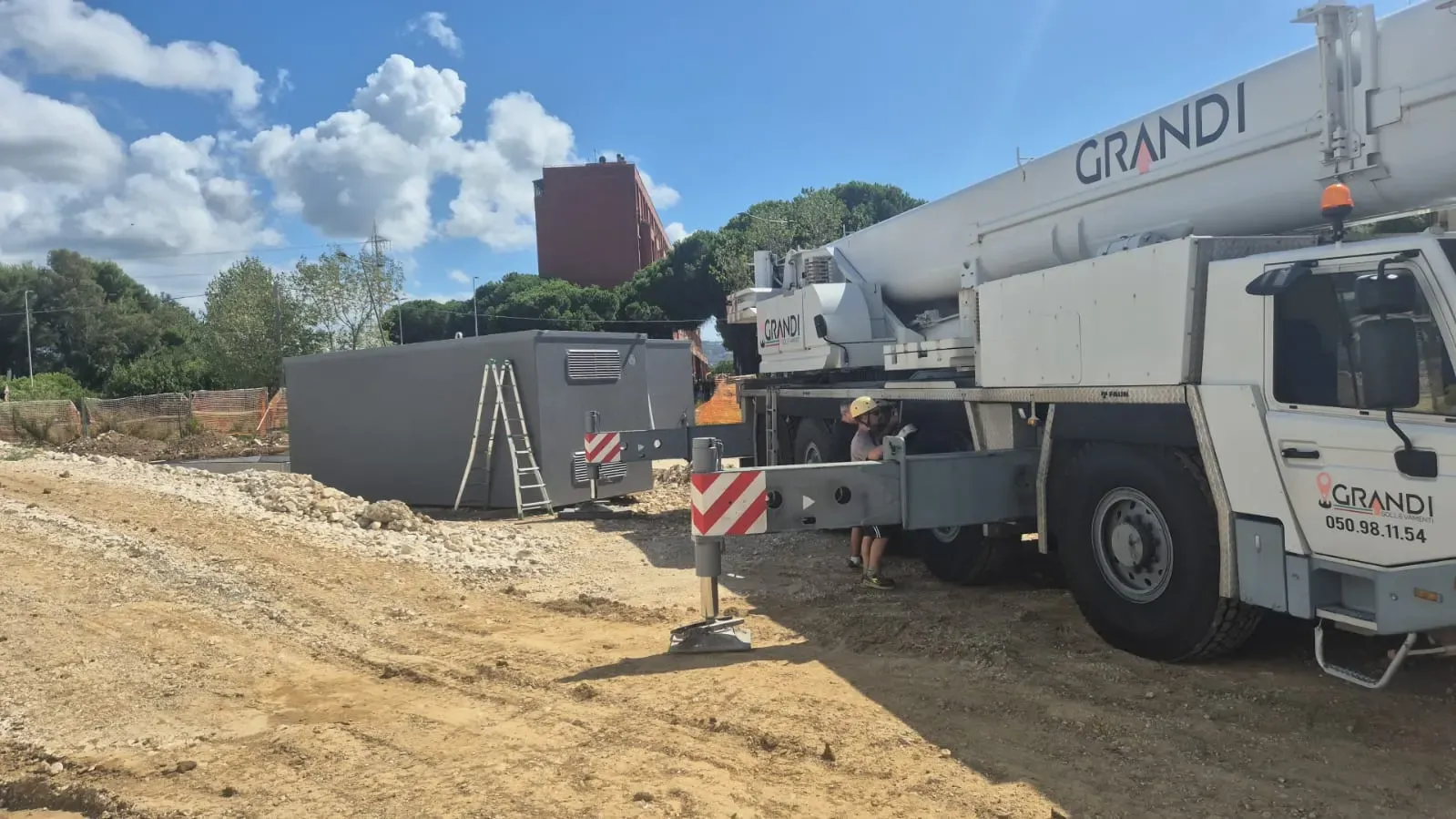 Autogru durante la posa di una cabina prefabbricata.