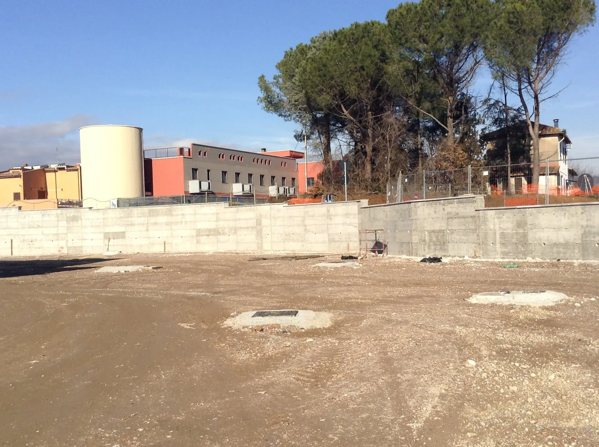 Muro di contenimento in cemento armato lungo il perimetro del lotto.